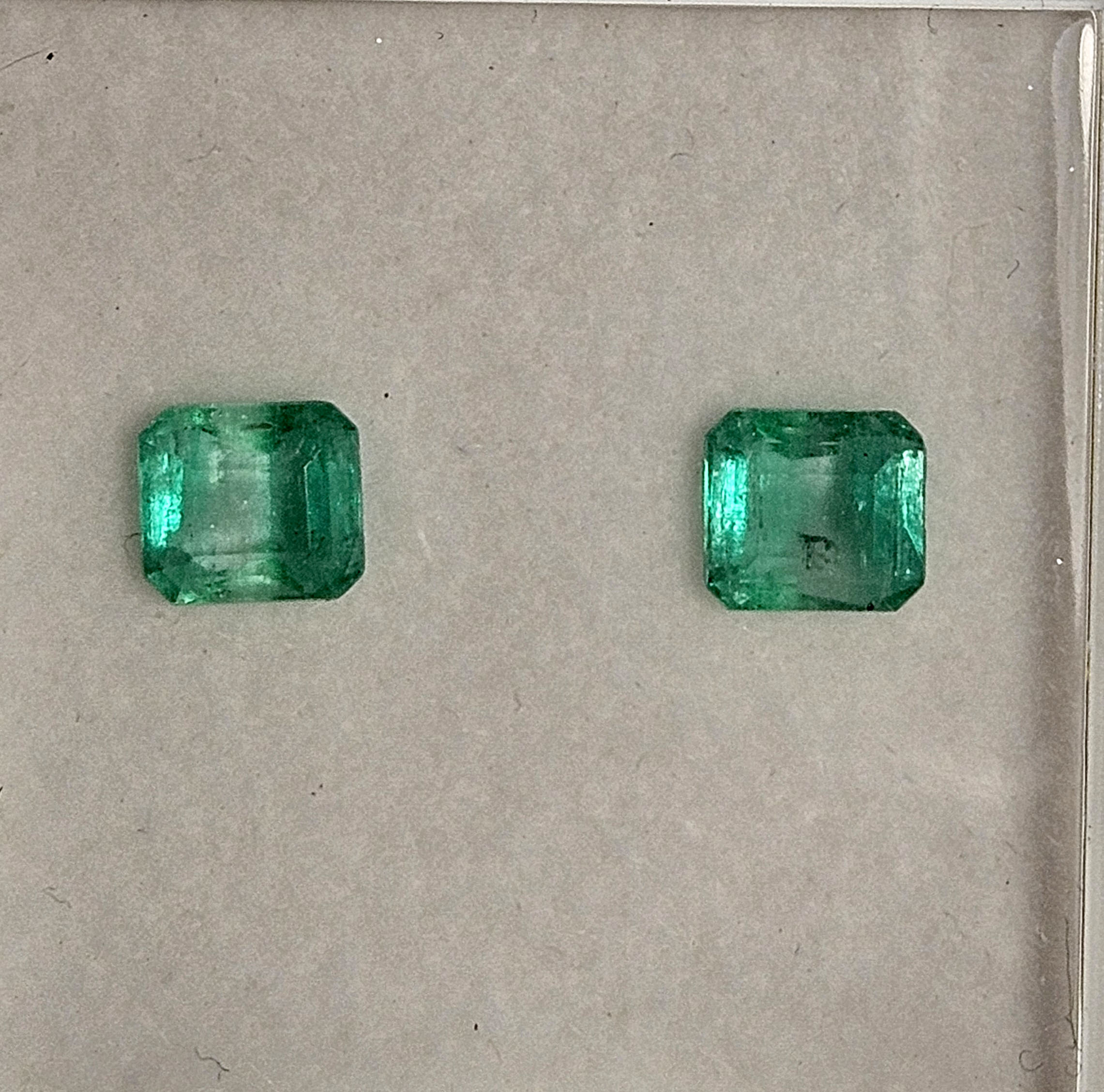 Lote Esmeraldas 12 – 2 esmeraldas talla cuadrada 2.50ct