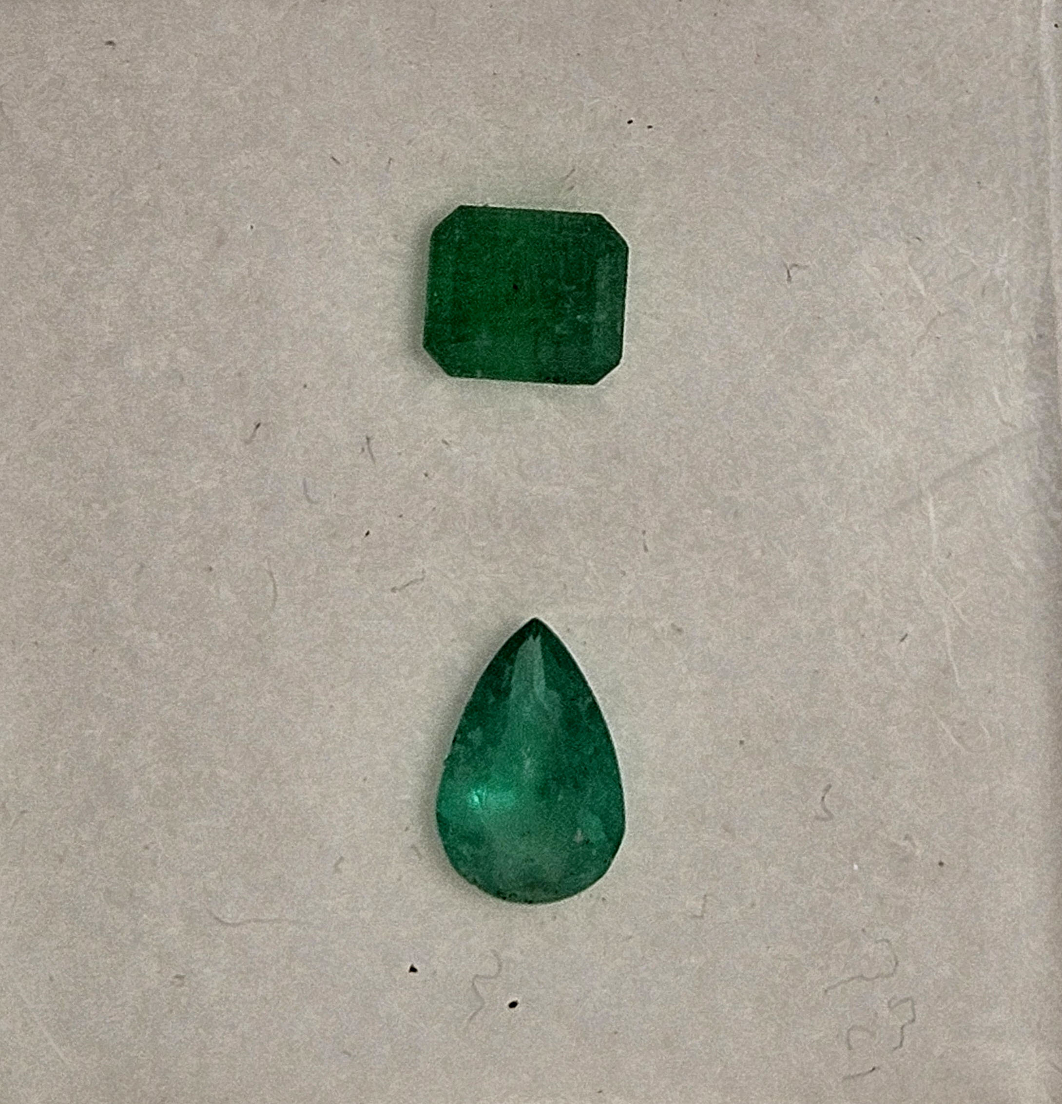 Lote Esmeraldas 14 – Dos esmeraldas tallas lagrima y rectangular 1.90ct