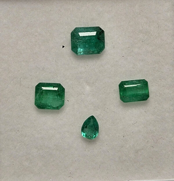 Lote Esmeraldas 15 - 4 esmeraldas tallas cuadradas, rectangular, esmeraldas y lágrima 2.5ct