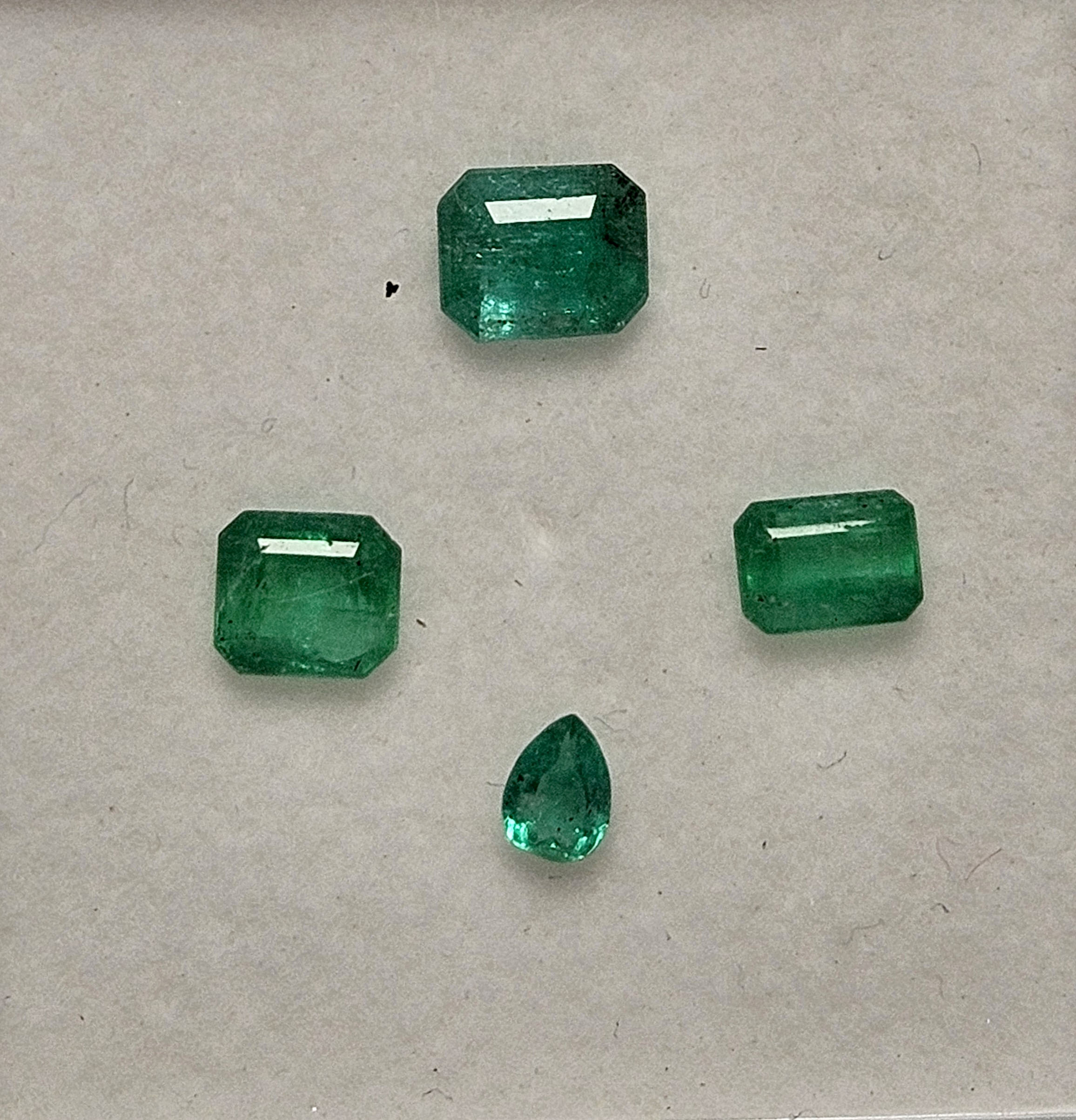 Lote Esmeraldas 15 – 4 esmeraldas tallas cuadradas, rectangular, esmeraldas y lágrima 2.5ct