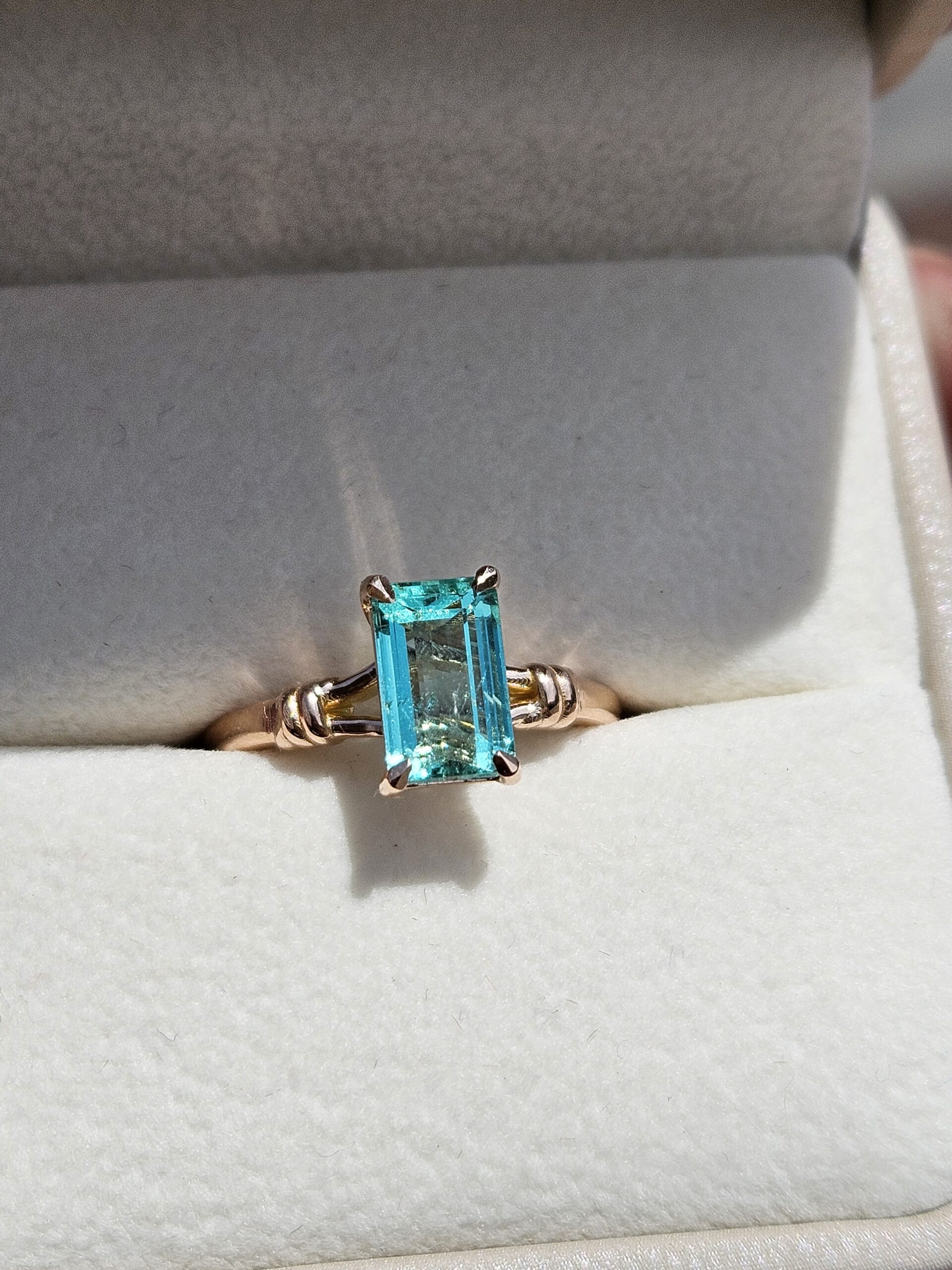 Anillo de Oro 18k con Esmeralda