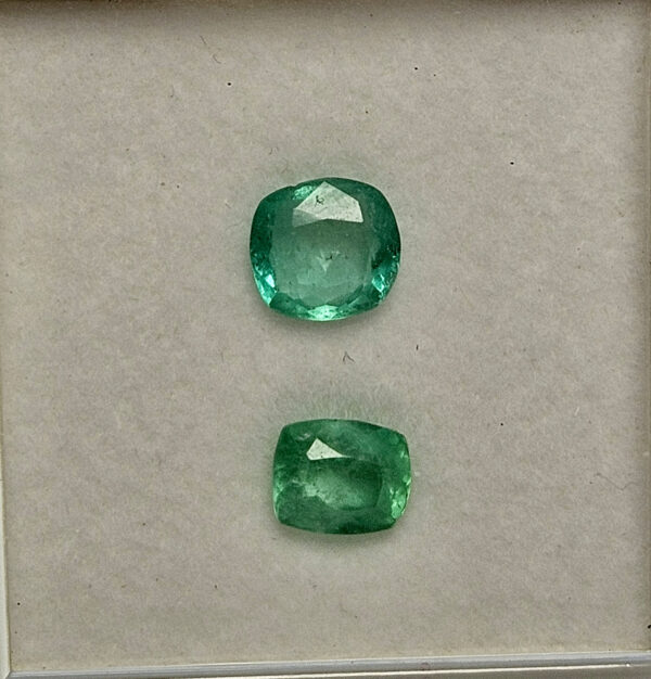 Lote Esmeraldas 21 - 2 esmeraldas talla cushion 3.10ct