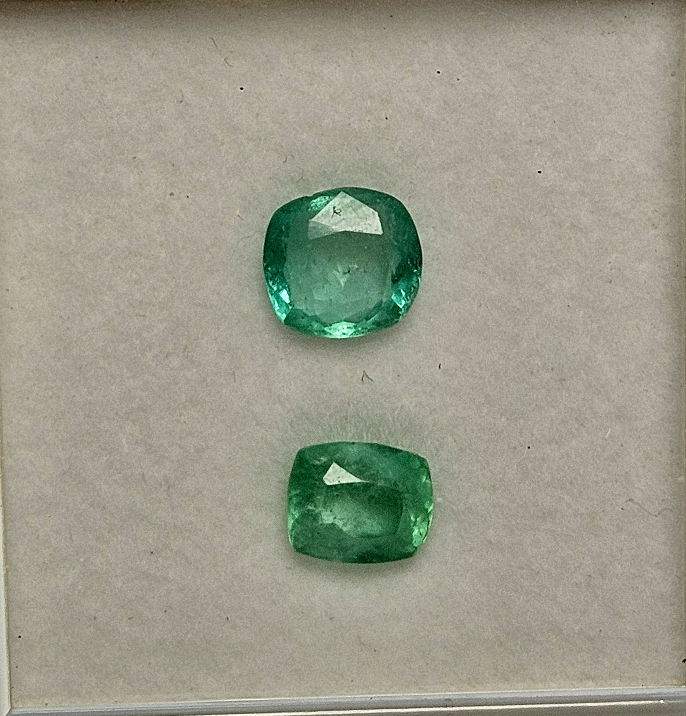 Lote Esmeraldas 21 – 2 esmeraldas talla cushion 3.10ct