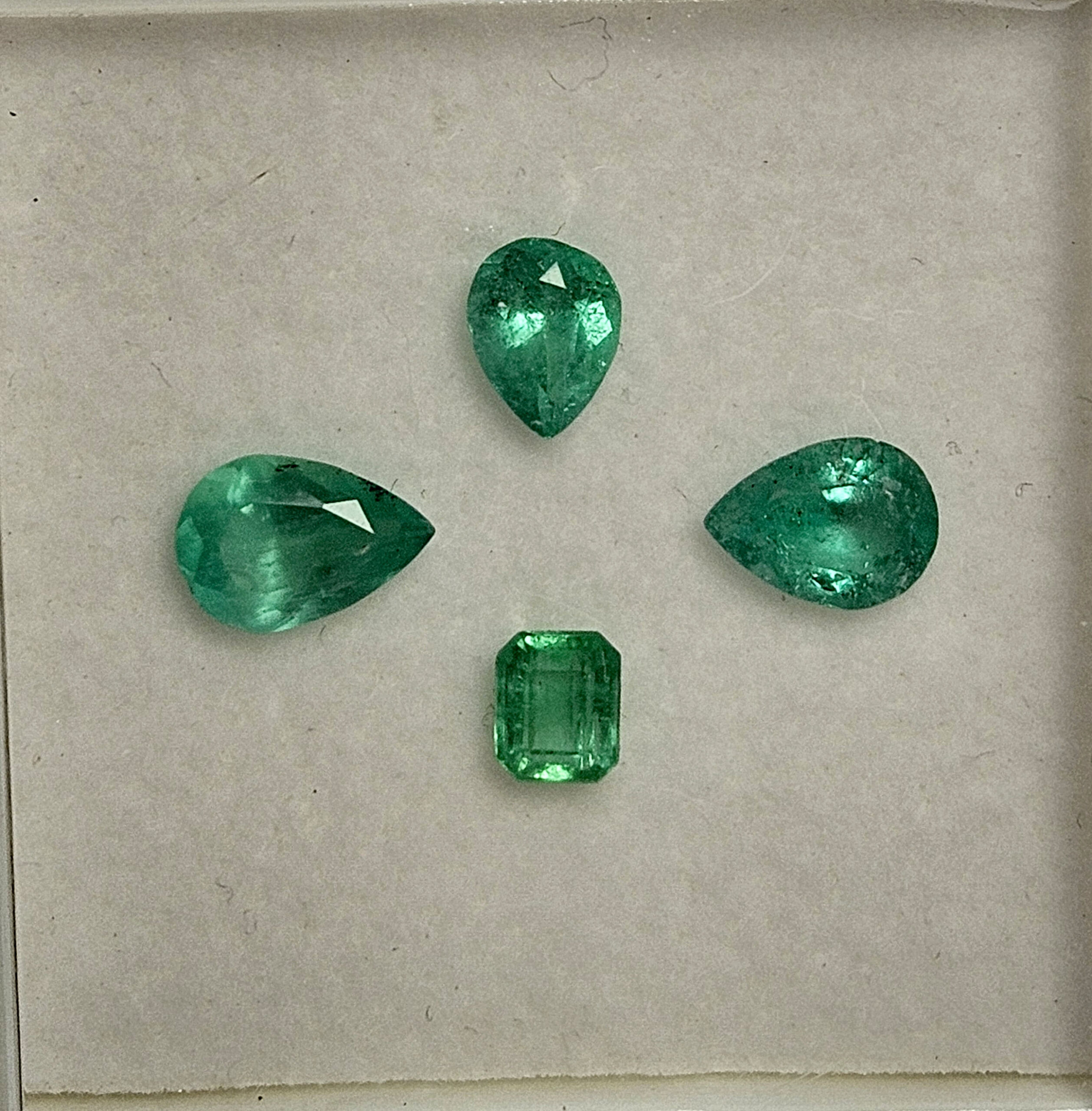 Lote Esmeraldas 22 – 4 esmeraldas tallas lagrima y esmeralda 2.20ct