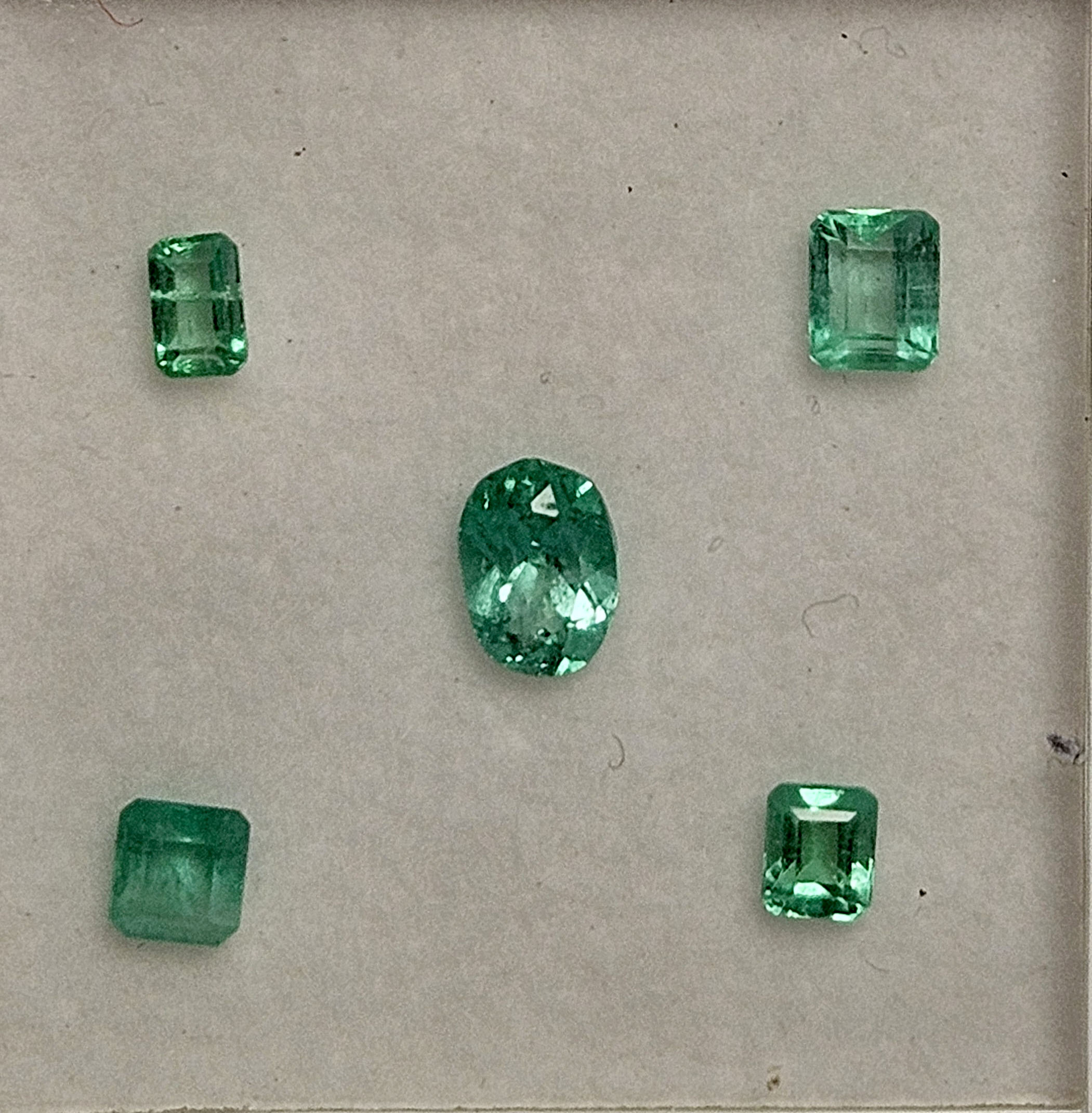 Lote Esmeraldas 23 – 5 esmeraldas tallas ovalo y rectangular 2ct
