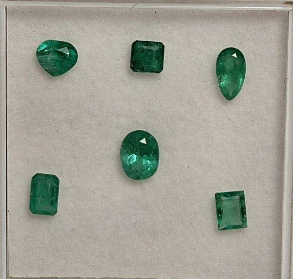Lote Esmeraldas 24 - 6 esmeraldas tallas ovalo, lagrima, rectangulares, cuadrada y corazón 1.9ct