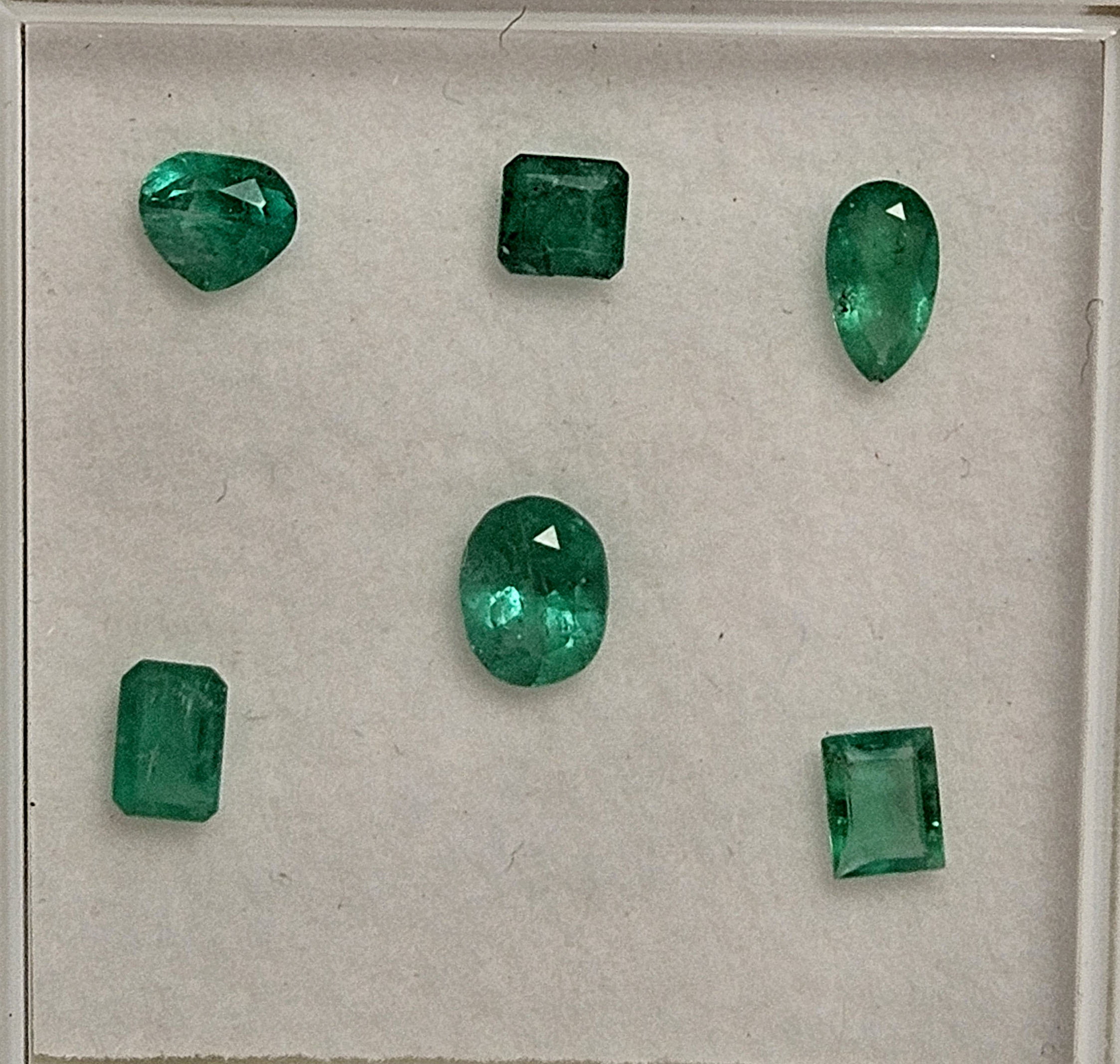 Lote Esmeraldas 24 – 6 esmeraldas tallas ovalo, lagrima, rectangulares, cuadrada y corazón 1.9ct
