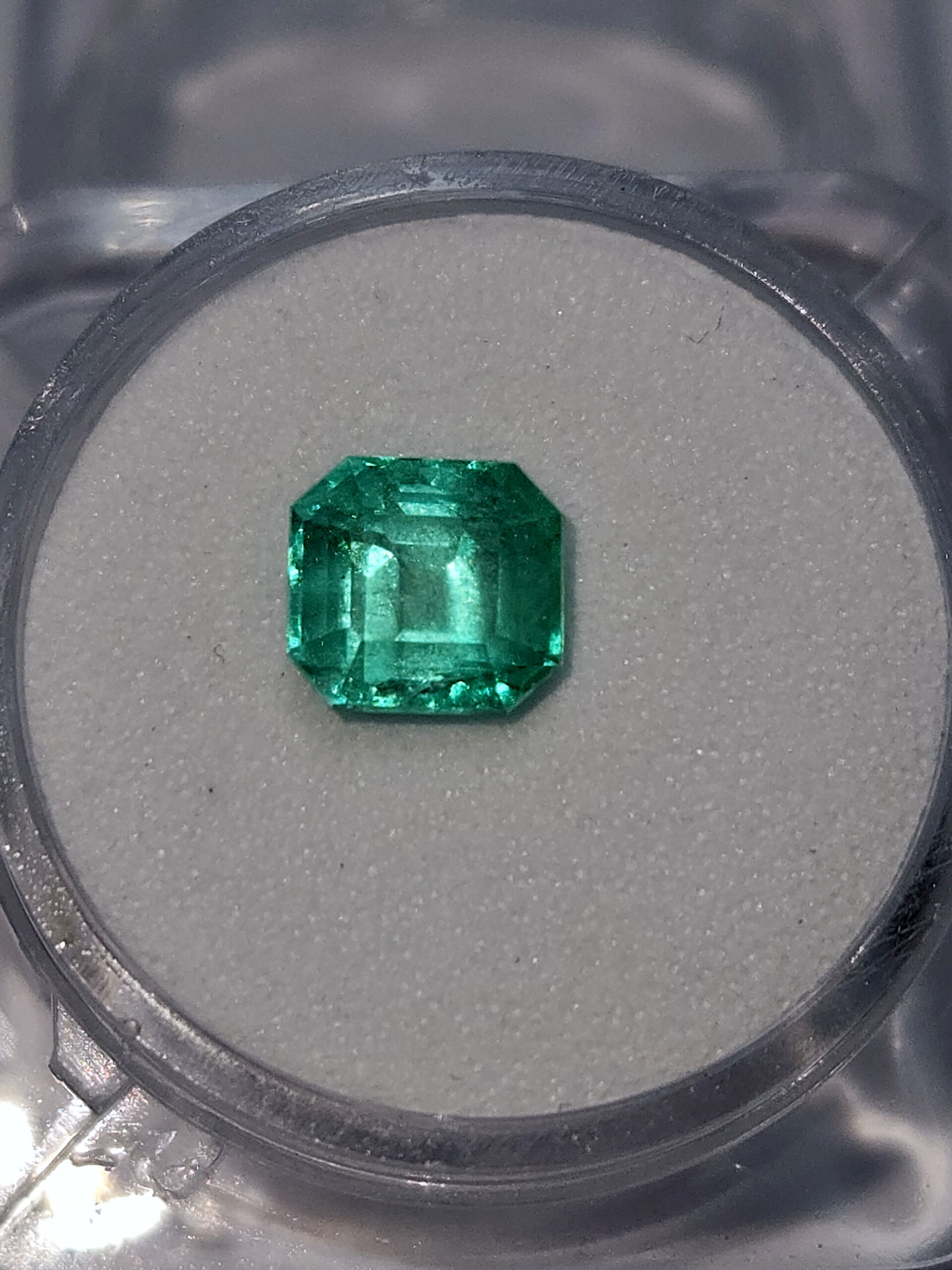 Lote Esmeraldas 25 – 1 esmeralda talla cushion sin tratamientos 1.40ct