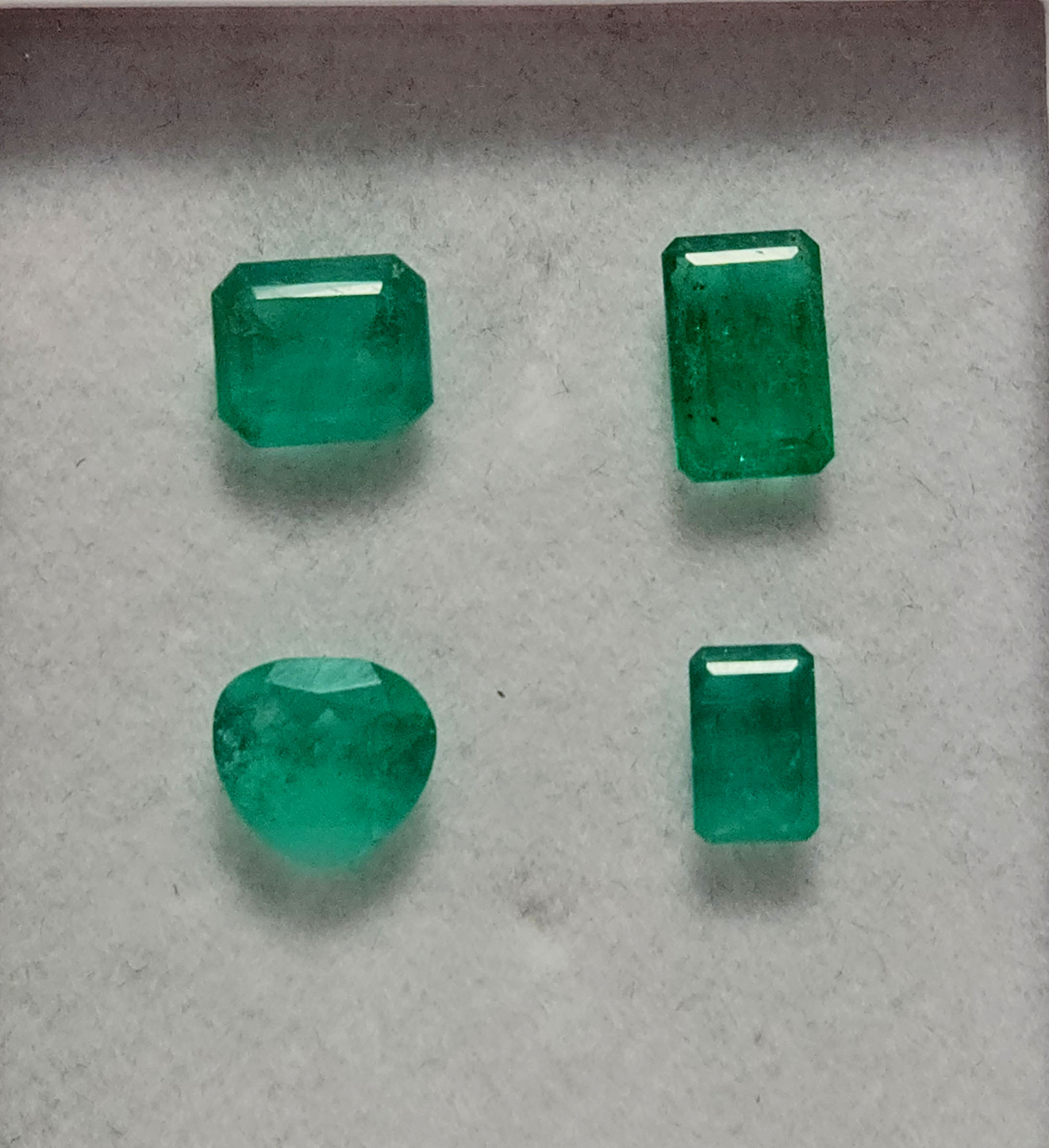 Lote Esmeraldas 26 – 4 esmeraldas tallas rectangulares, cuadrada y corazón 5.40ct