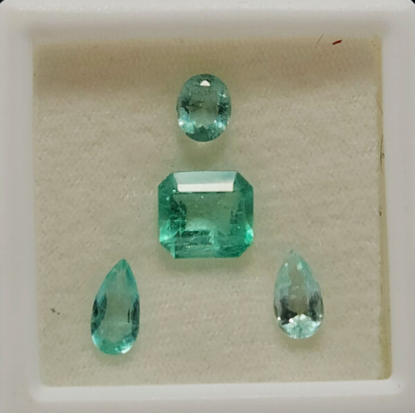Lote Esmeraldas 28 - 4 esmeraldas tallas ovalo, lagrimas y esmeralda 3.36ct