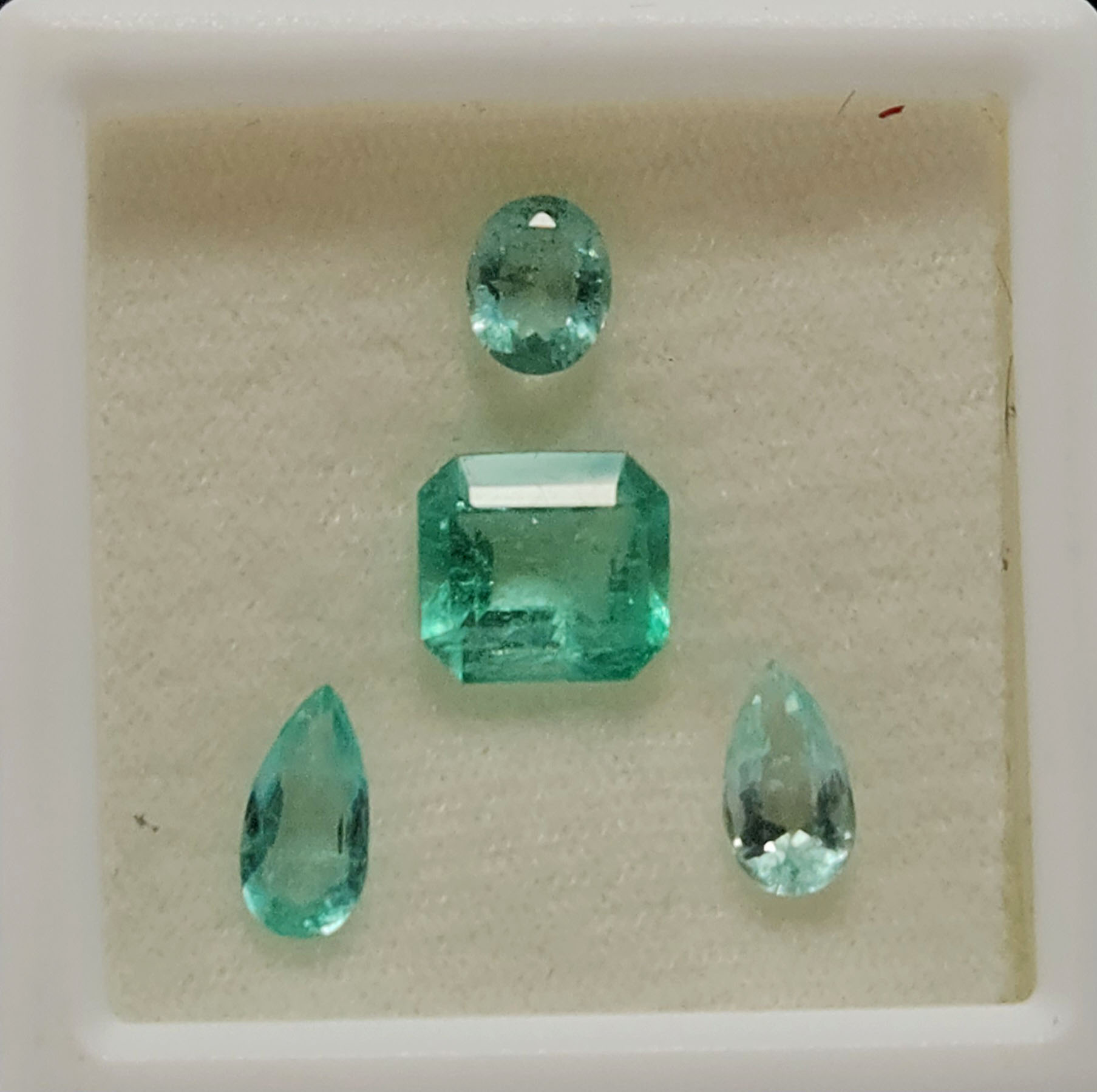 Lote Esmeraldas 28 – 4 esmeraldas tallas ovalo, lagrimas y esmeralda 3.36ct