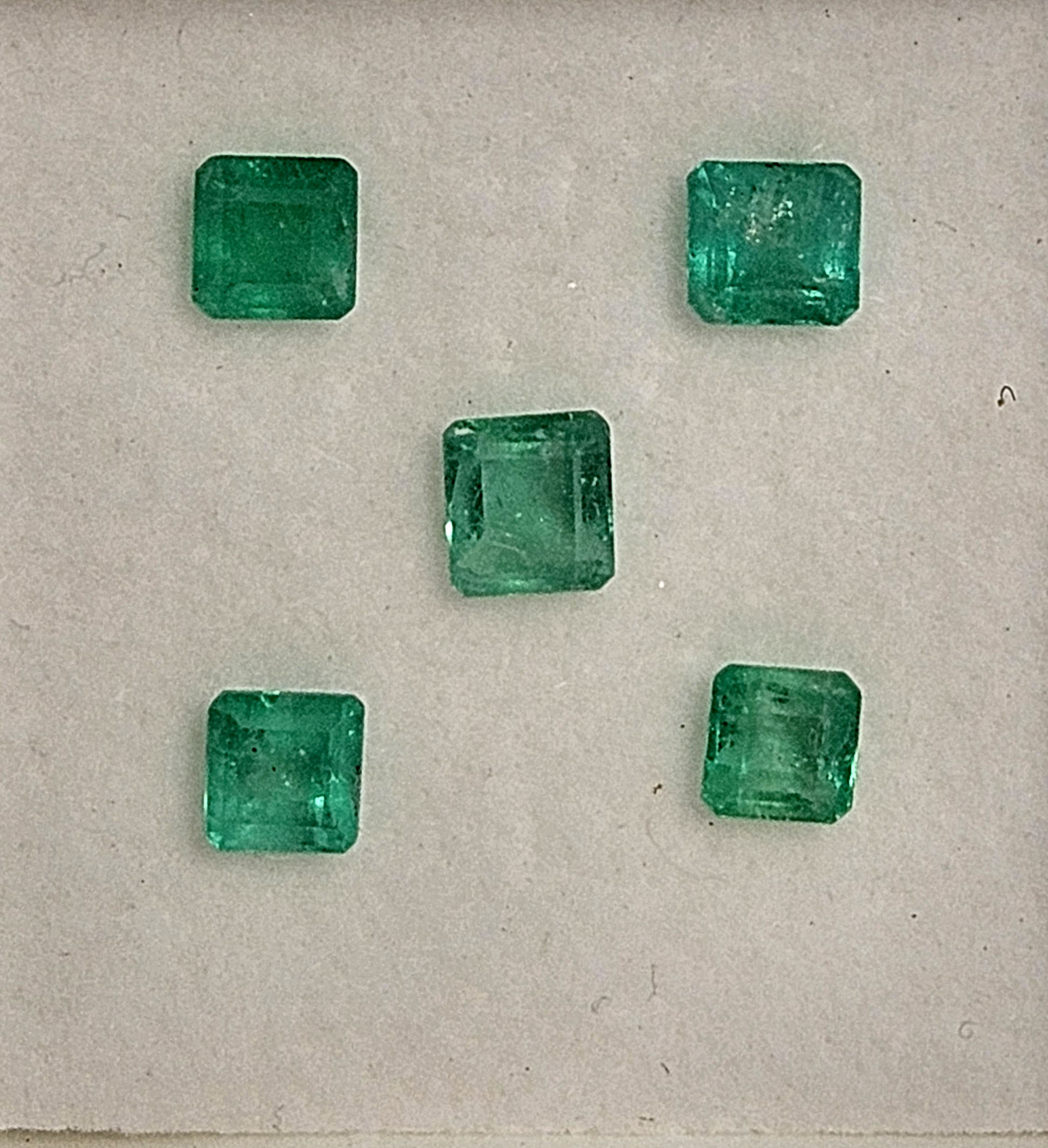 Lote Esmeraldas 4 – 5 esmeraldas talla cuadrada 2.7ct