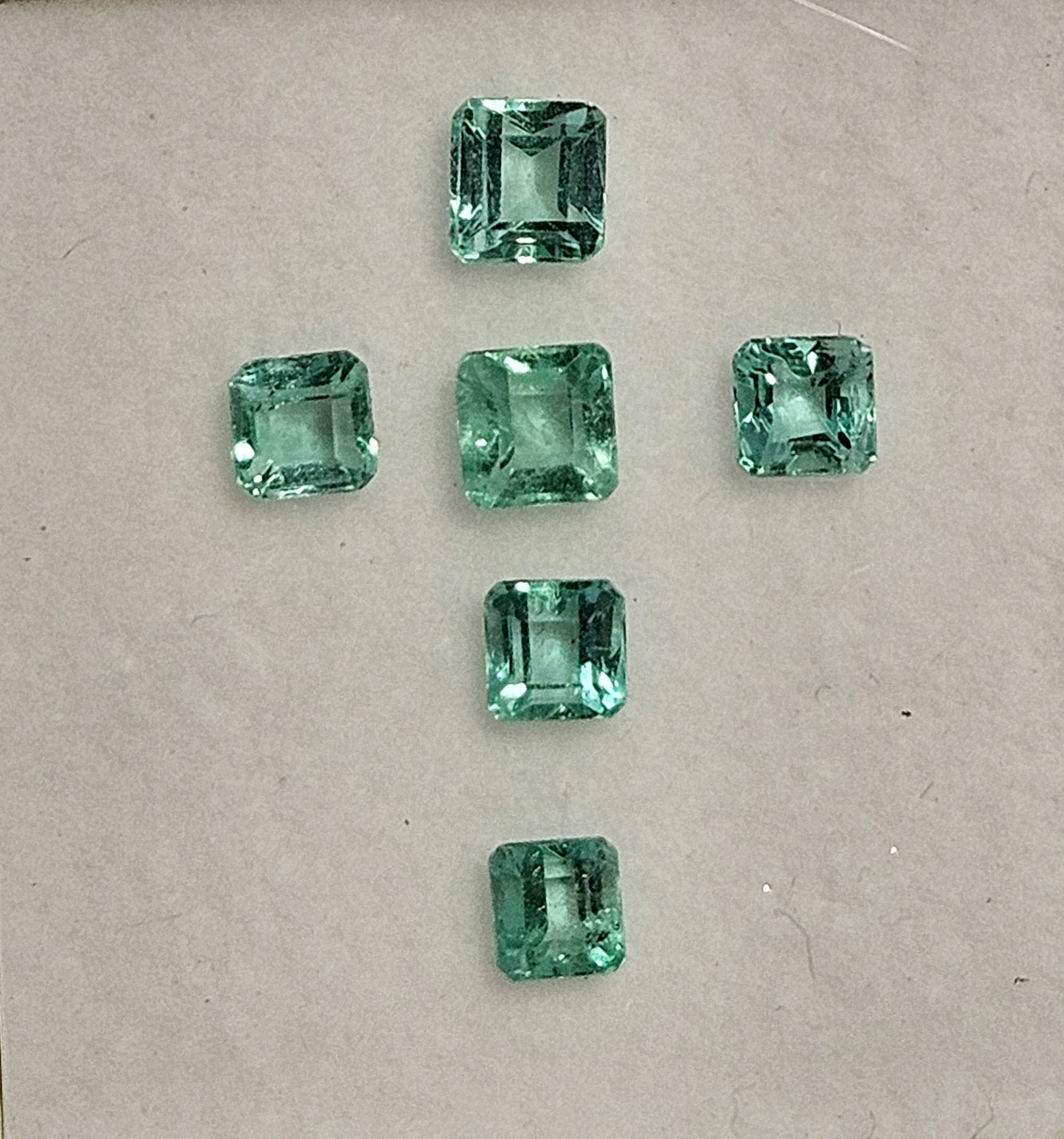 Lote Esmeraldas 5 – 6 esmeraldas talla cuadrada 2.6ct
