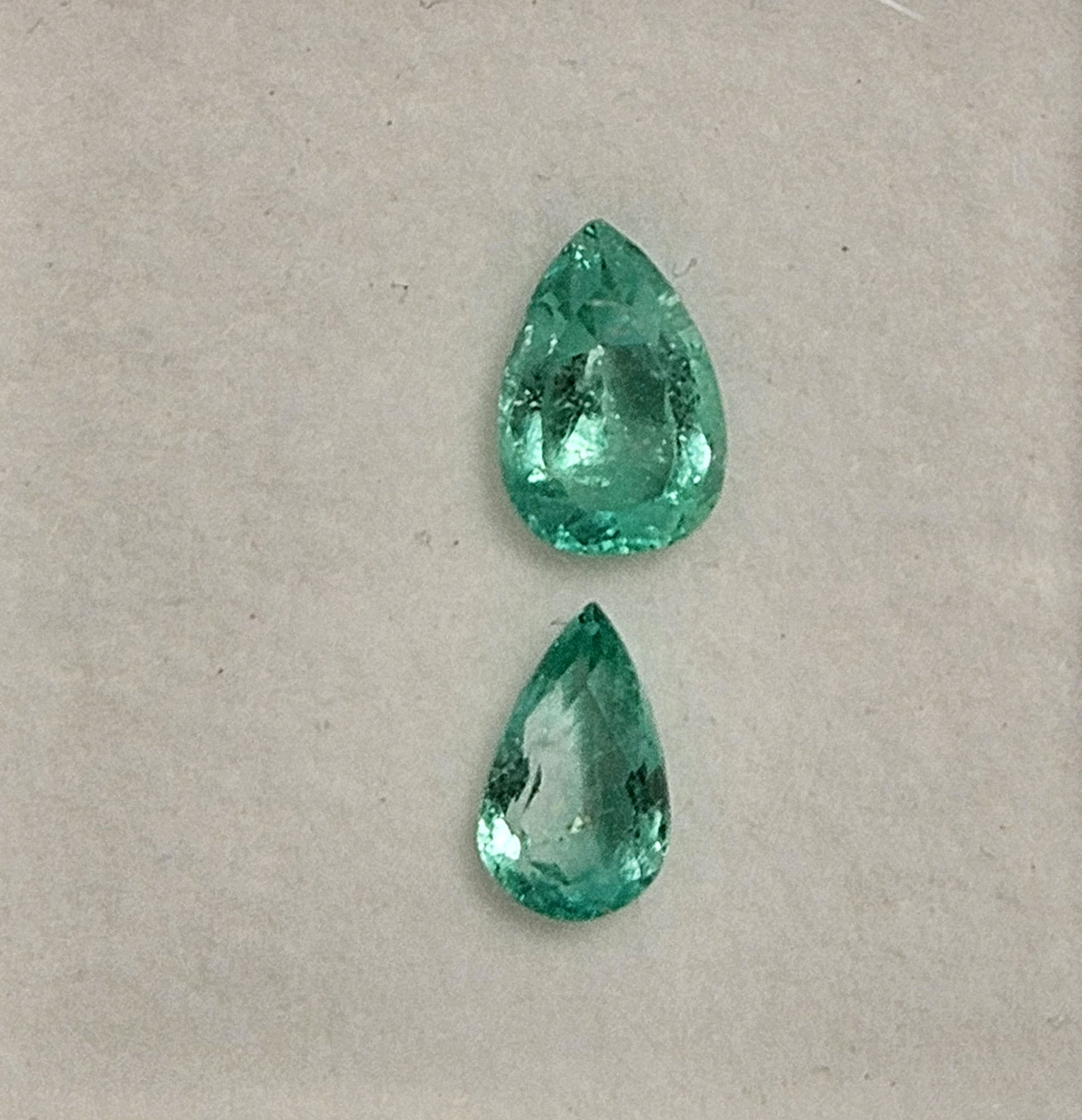 Lote Esmeraldas 6 – 2 esmeraldas talla lagrima 2.8ct
